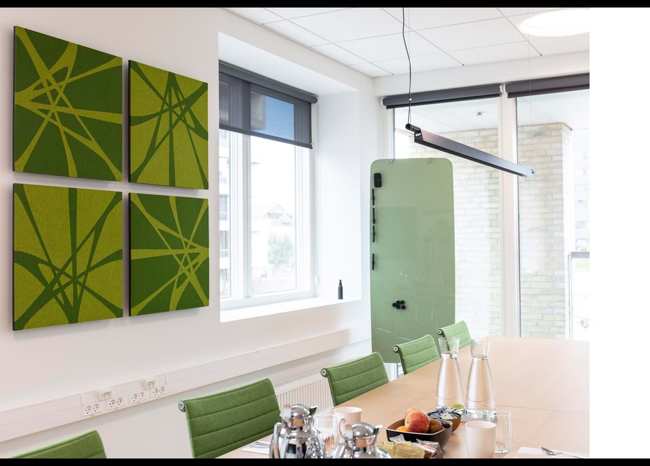 TwisterPlus akustikpanel i grøn filt på væg