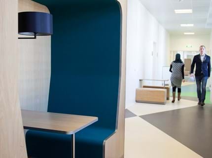 Filt på væggen i studieboks