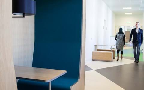 Filt på væggen i studieboks