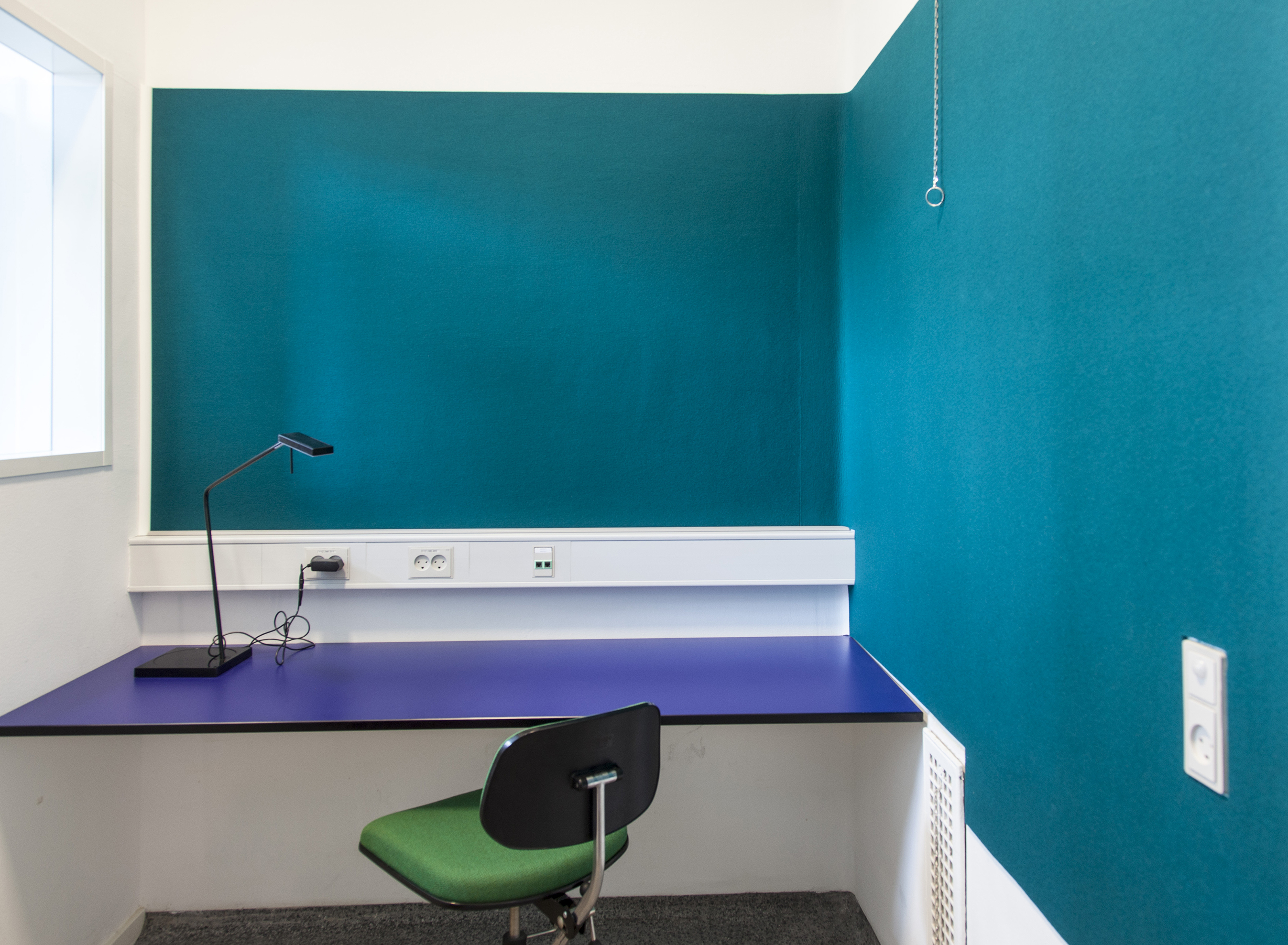 Filt på væggen i studieboks (4)