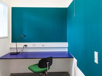 Filt på væggen i studieboks (4)