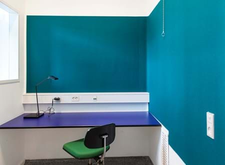 Filt på væggen i studieboks (4)