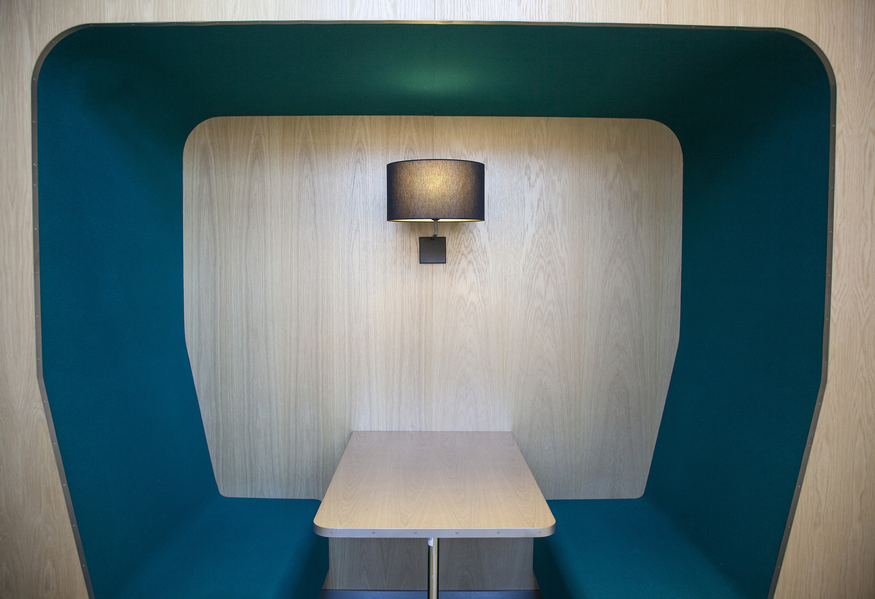 Filt på væggen i studieboks (1)