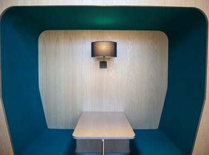 Filt på væggen i studieboks (1)