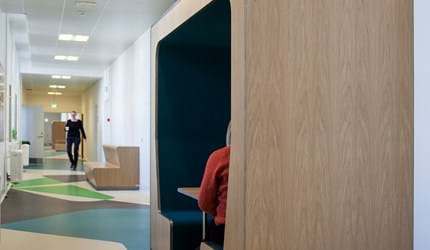 Filt på væggen i studieboks (2)