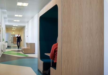 Filt på væggen i studieboks (2)