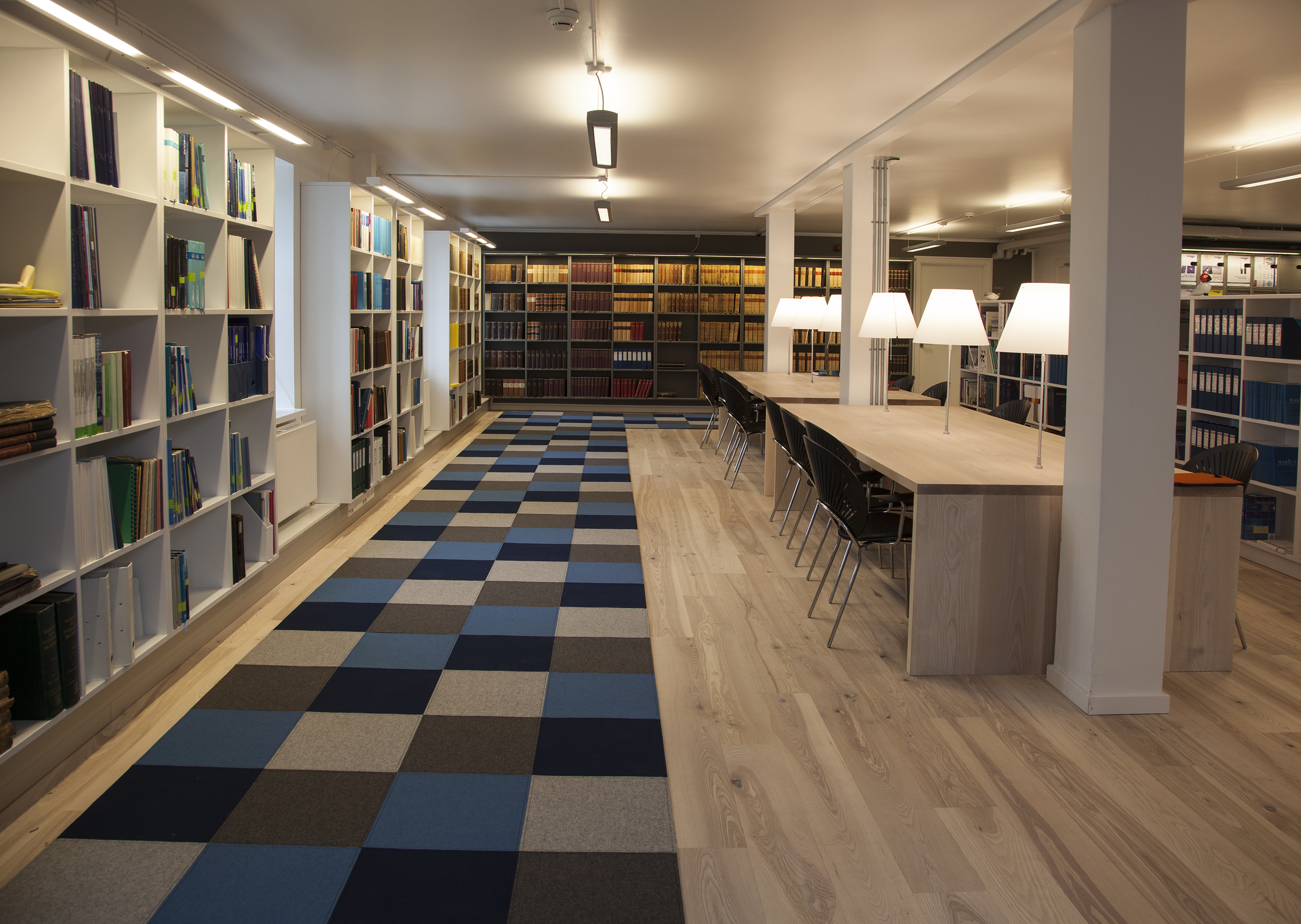 Fraster filttæppe i tern på bibliotek (1)