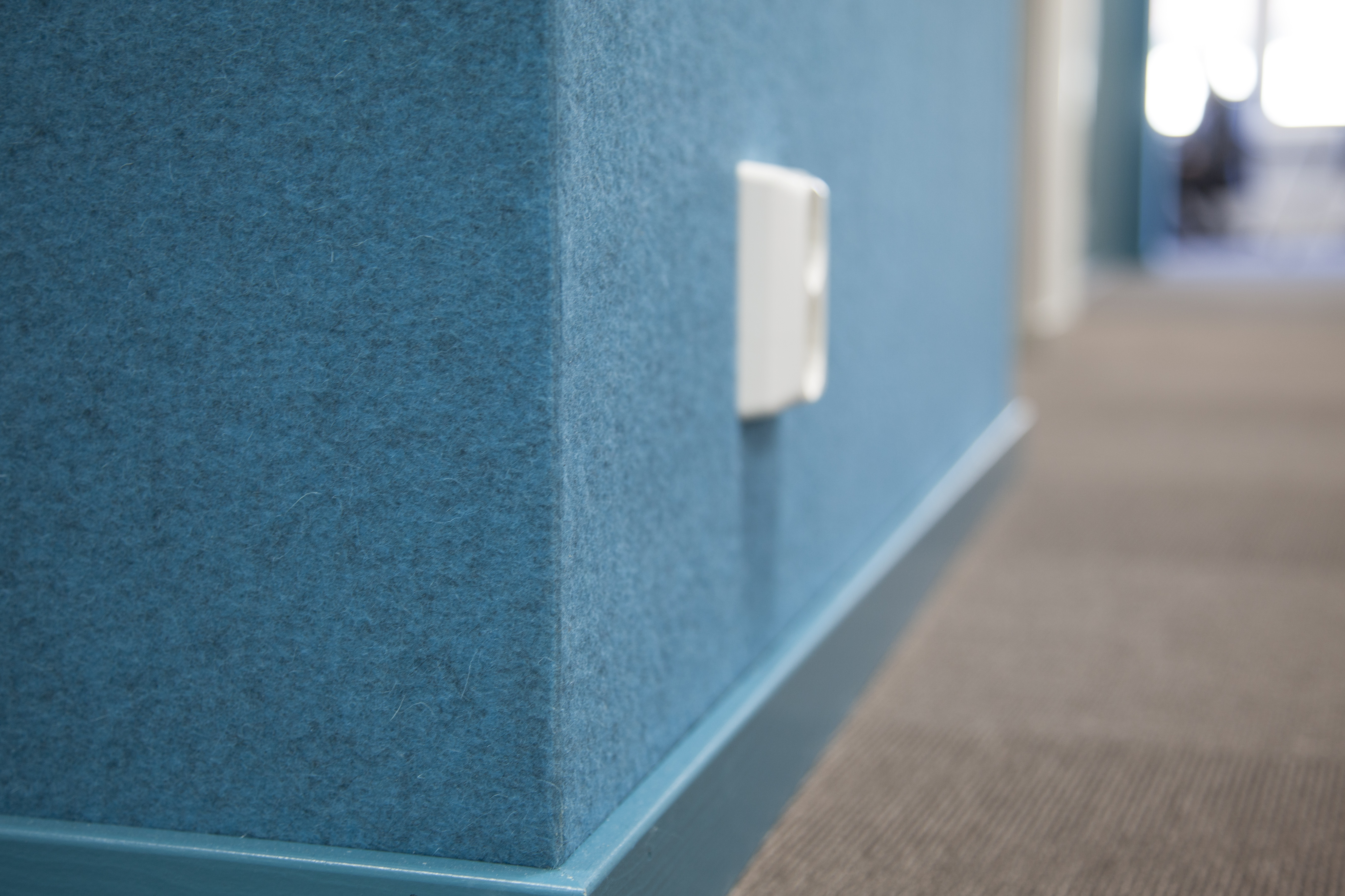 closeup af filtpå væg med stikkontakt