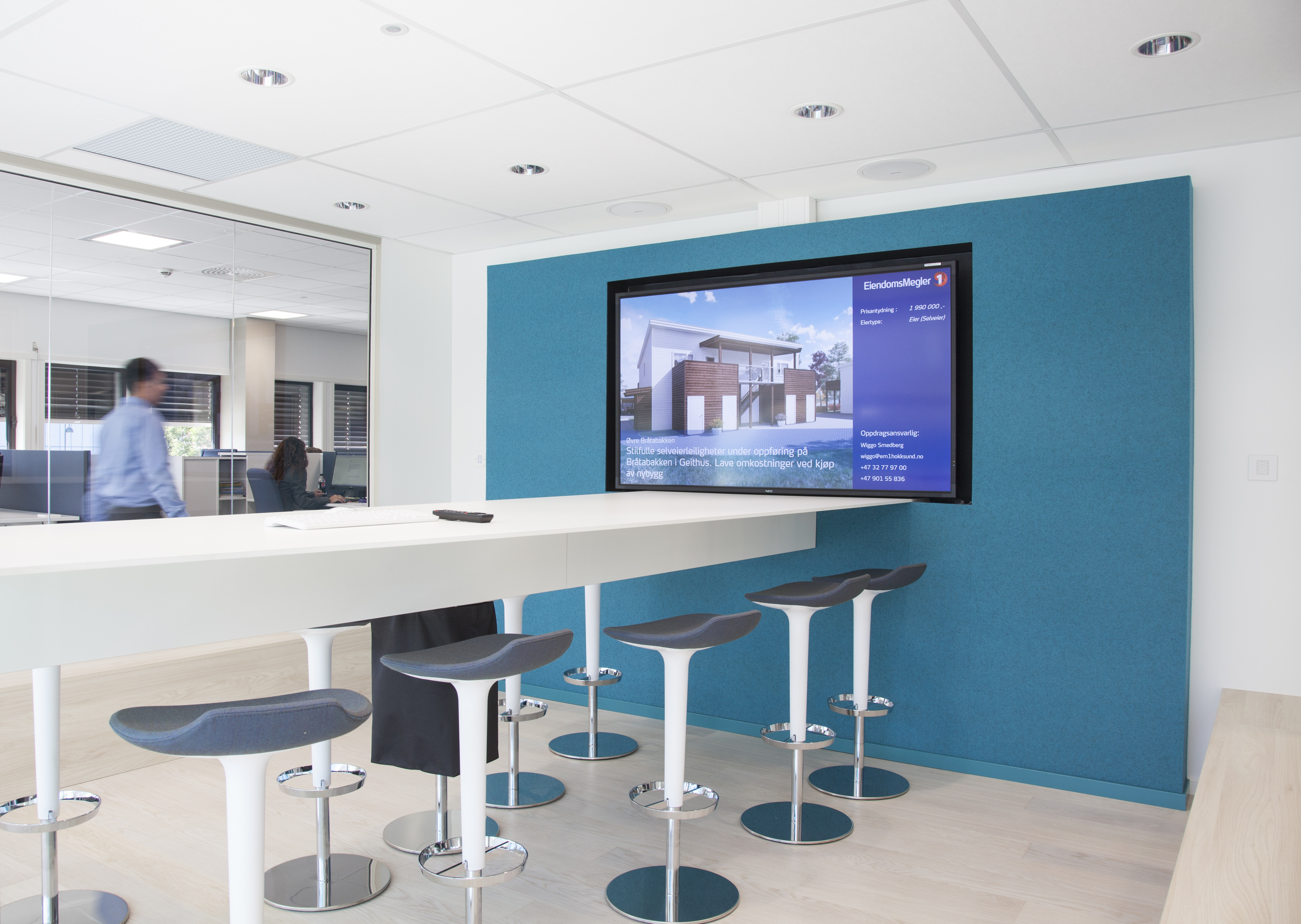 filt opklæbet på væg omkring tv skærm