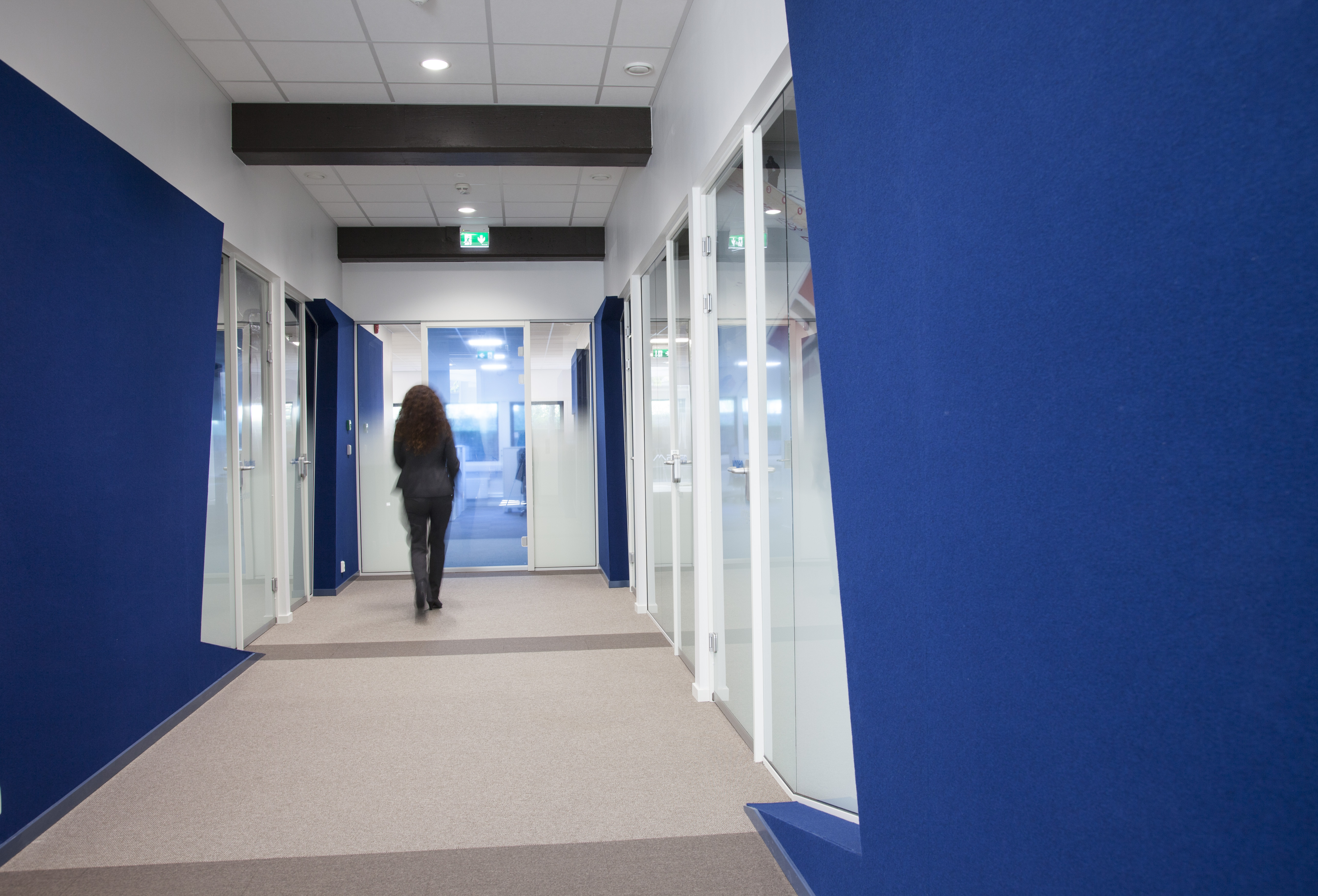 dyb blå filt klæbet på væg