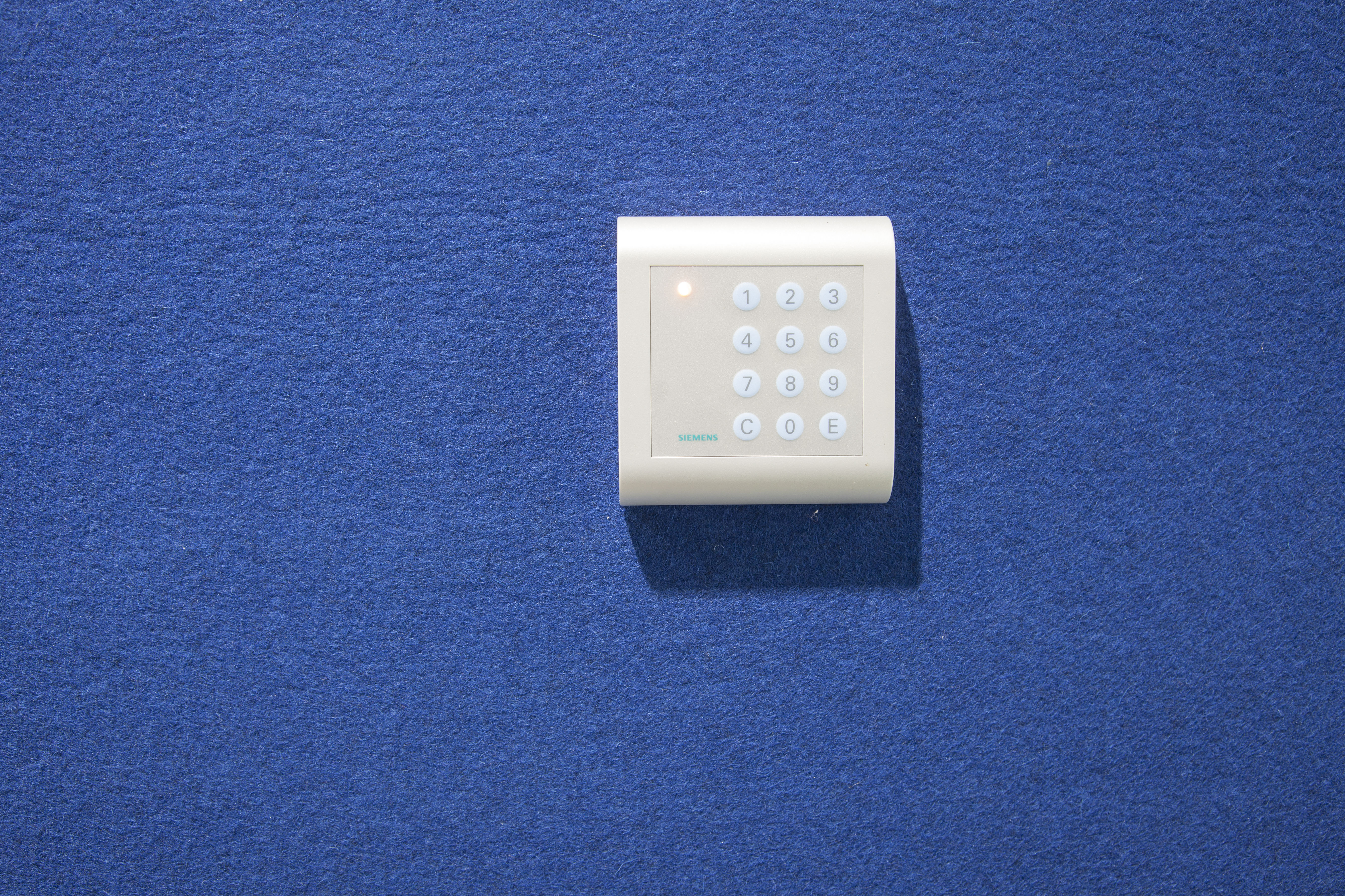 detalje af filt klæbet på væg