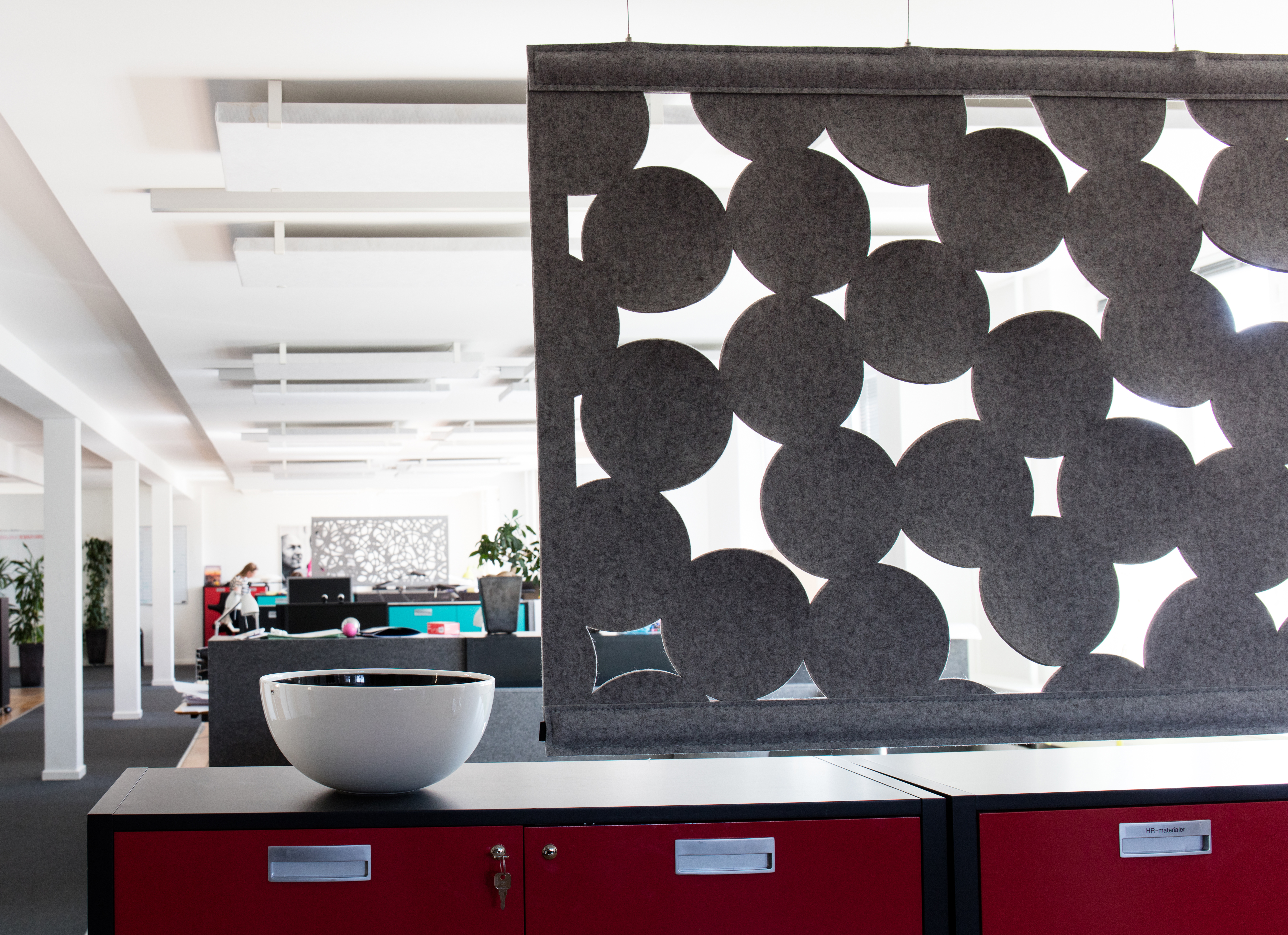 CoverSingle rumafskærmning i filt ophængt med wire