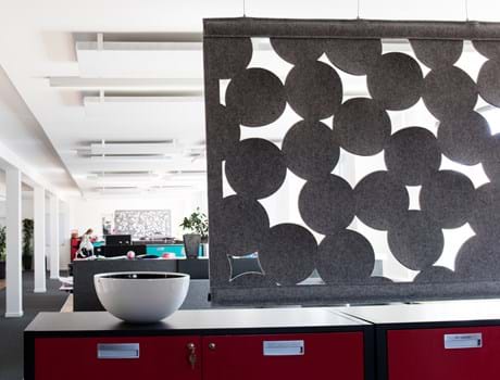 CoverSingle rumafskærmning i filt ophængt med wire