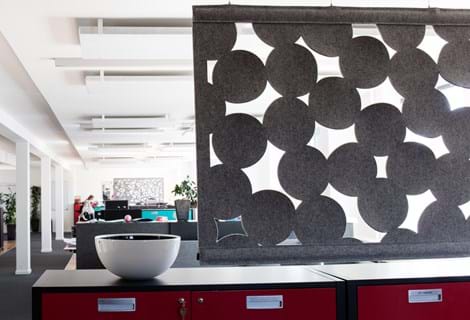 CoverSingle rumafskærmning i filt ophængt med wire