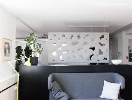 CoverSingle rumafskærmning i filt ophængt med wire (1)