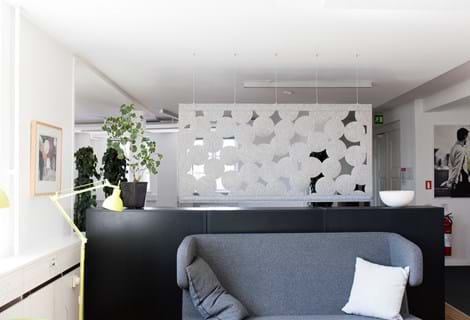 CoverSingle rumafskærmning i filt ophængt med wire (1)