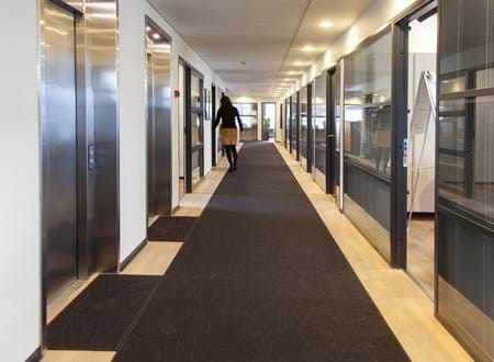 Løber i filt på lang gang