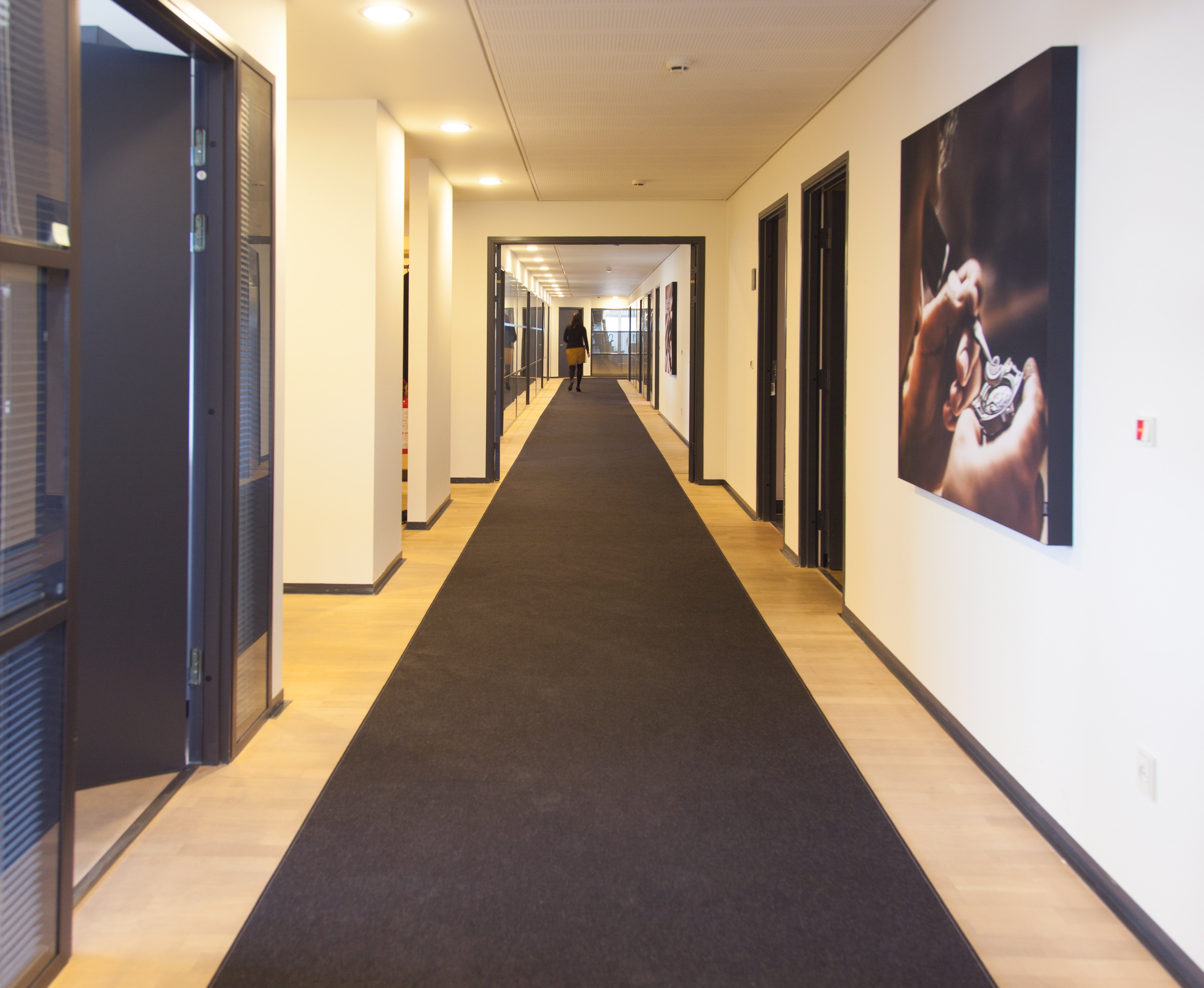 Løber i filt på lang gang