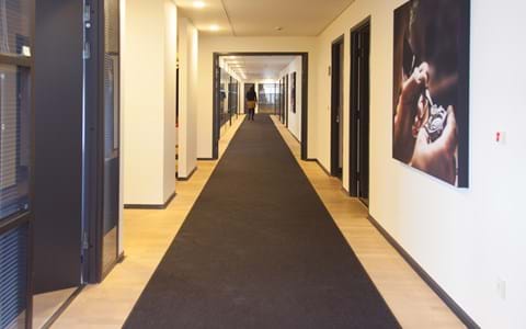 Løber i filt på lang gang