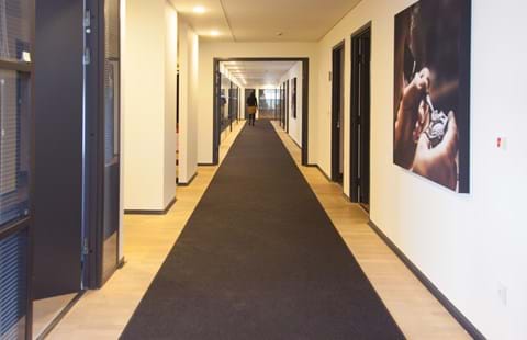 Løber i filt på lang gang