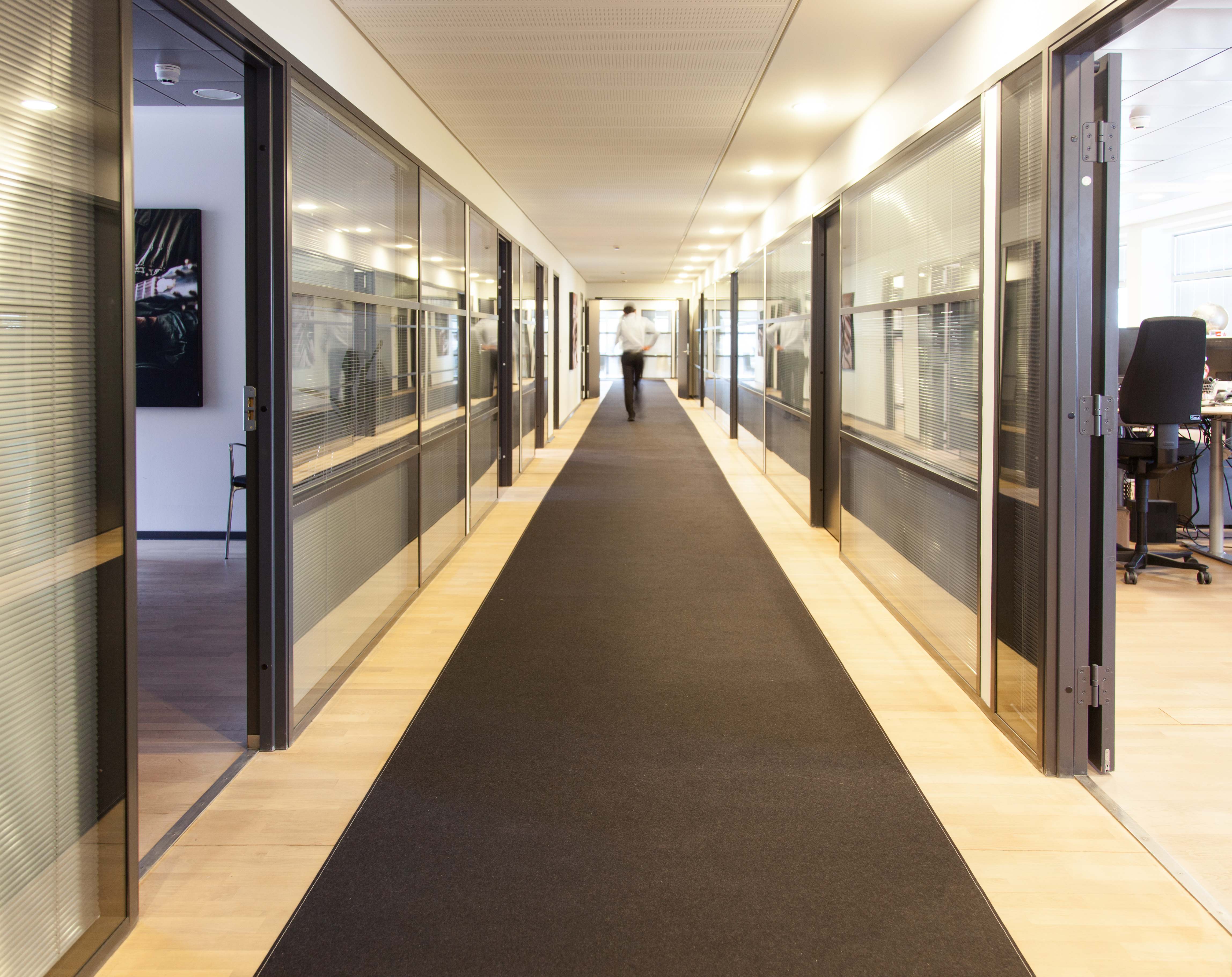 Løber i filt på lang gang