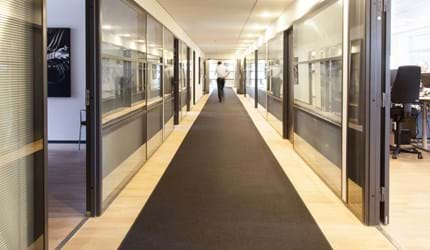 Løber i filt på lang gang