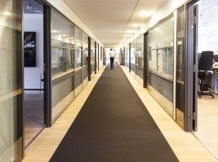 Løber i filt på lang gang