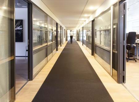 Løber i filt på lang gang