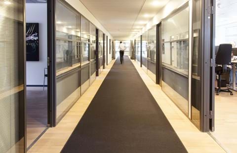 Løber i filt på lang gang