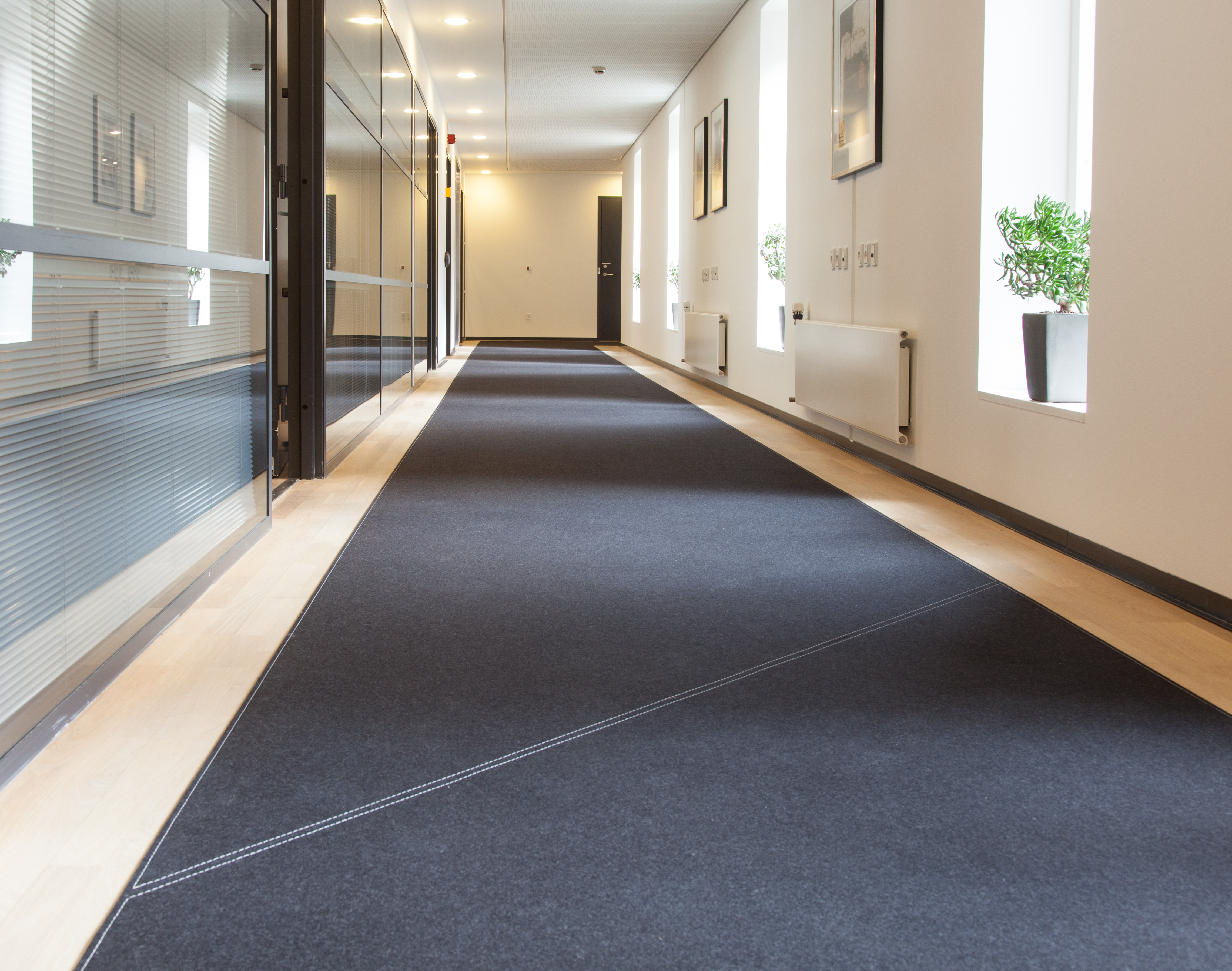 Løber i filt på lang gang