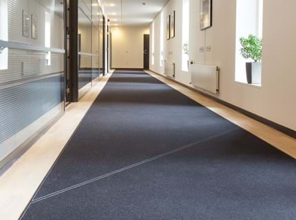 Løber i filt på lang gang