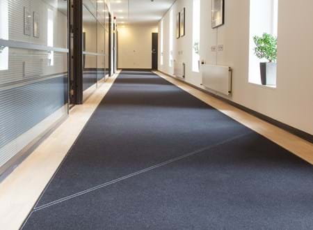 Løber i filt på lang gang