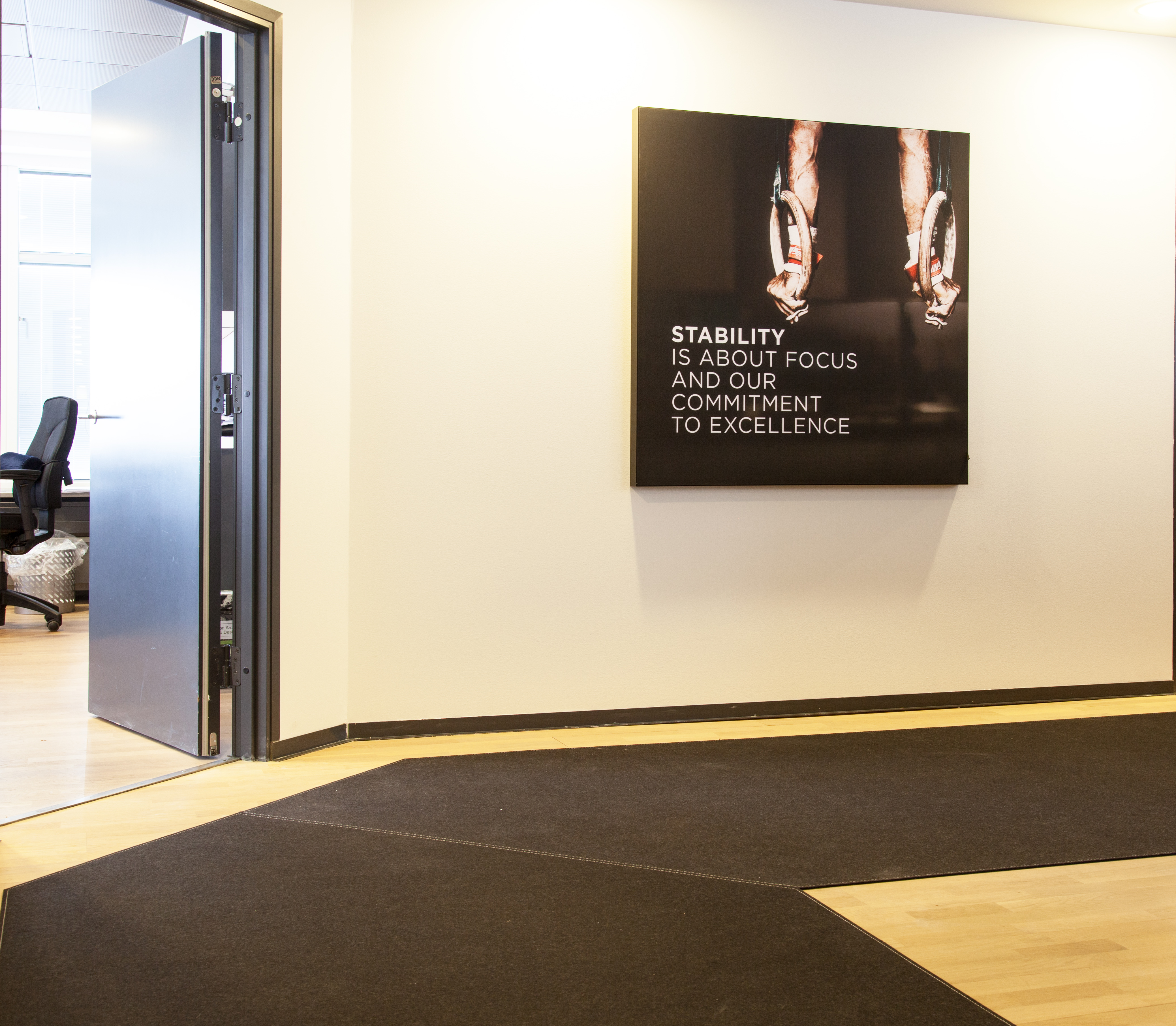 Løber i filt på lang gang