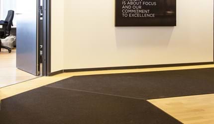 Løber i filt på lang gang