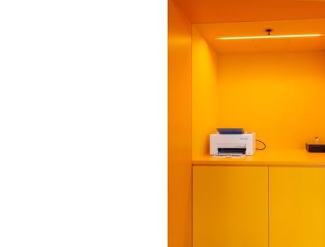 Power office_17-1, opklæbning af filt på væg