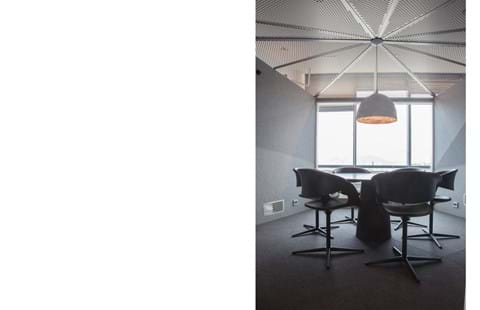 Power office_22-6, opklæbning af filt på væg