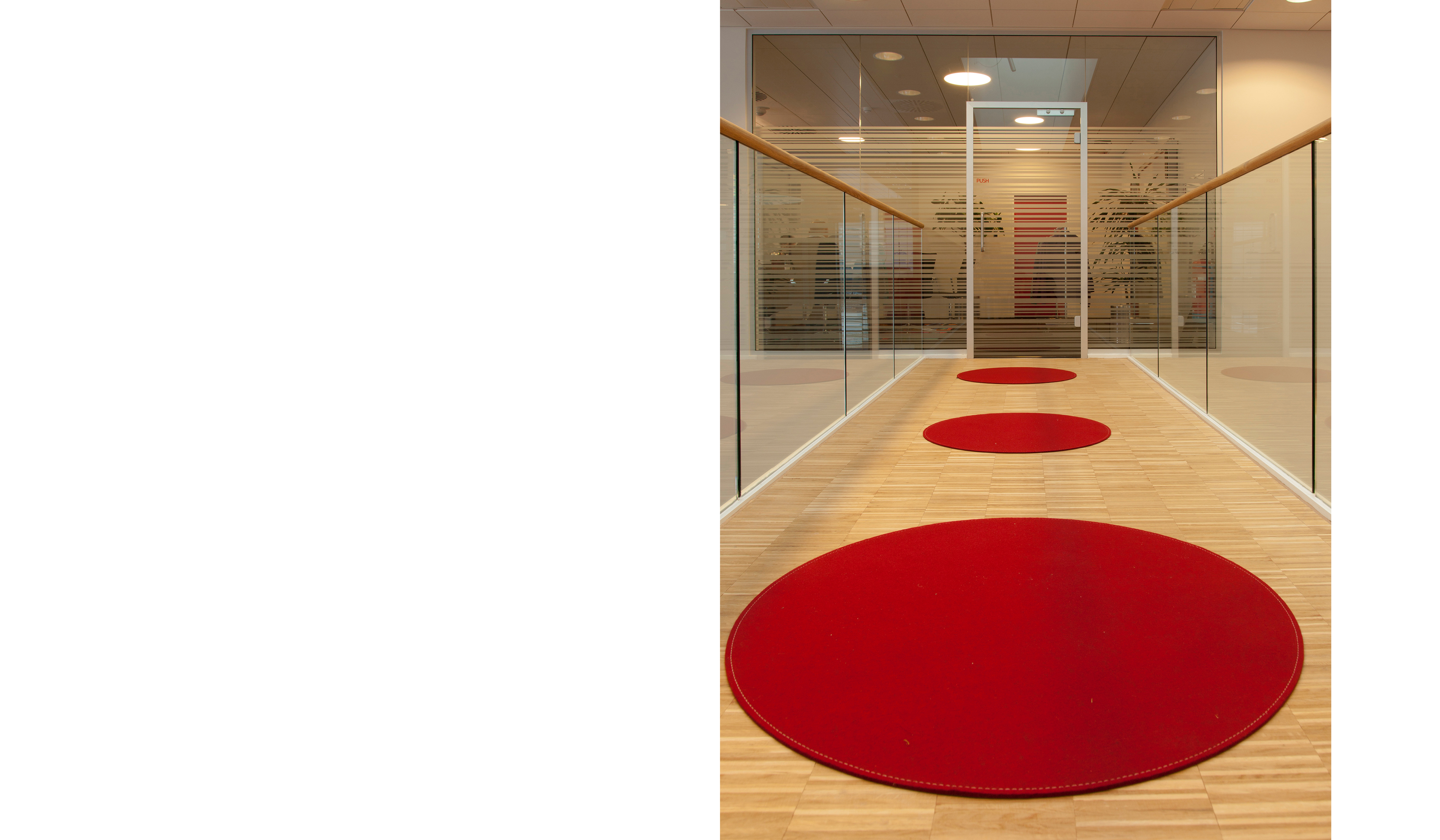 røde og runde filttæpper på gangbro