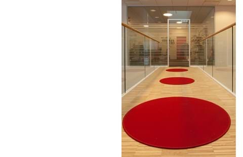 røde og runde filttæpper på gangbro