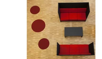 røde og runde filttæpper ved sofa