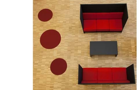 røde og runde filttæpper ved sofa