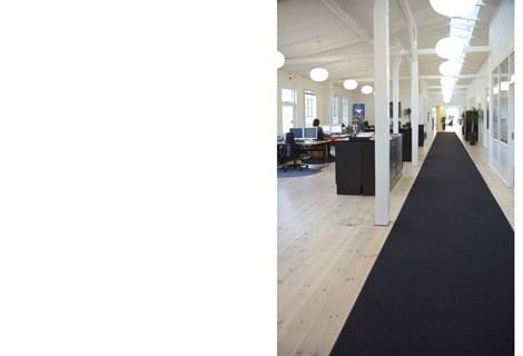 tæppeløber i filt i bank lokale