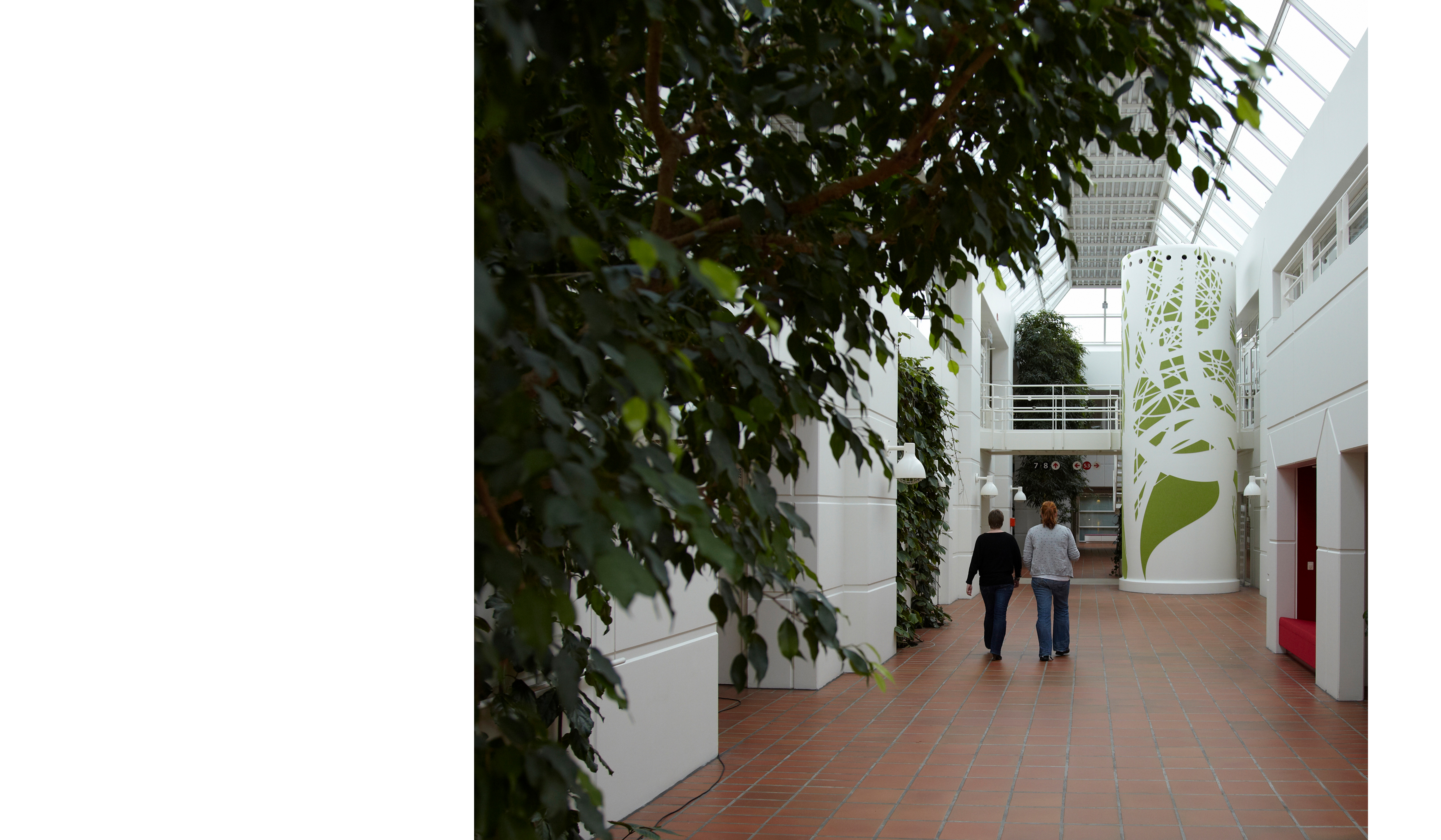 udsmykning med grøn filt på elevatortårn hos Tryg (1)