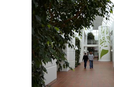 udsmykning med grøn filt på elevatortårn hos Tryg (1)