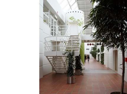 montering af udsmykning med grøn filt på elevatortårn hos Tryg filt (17)