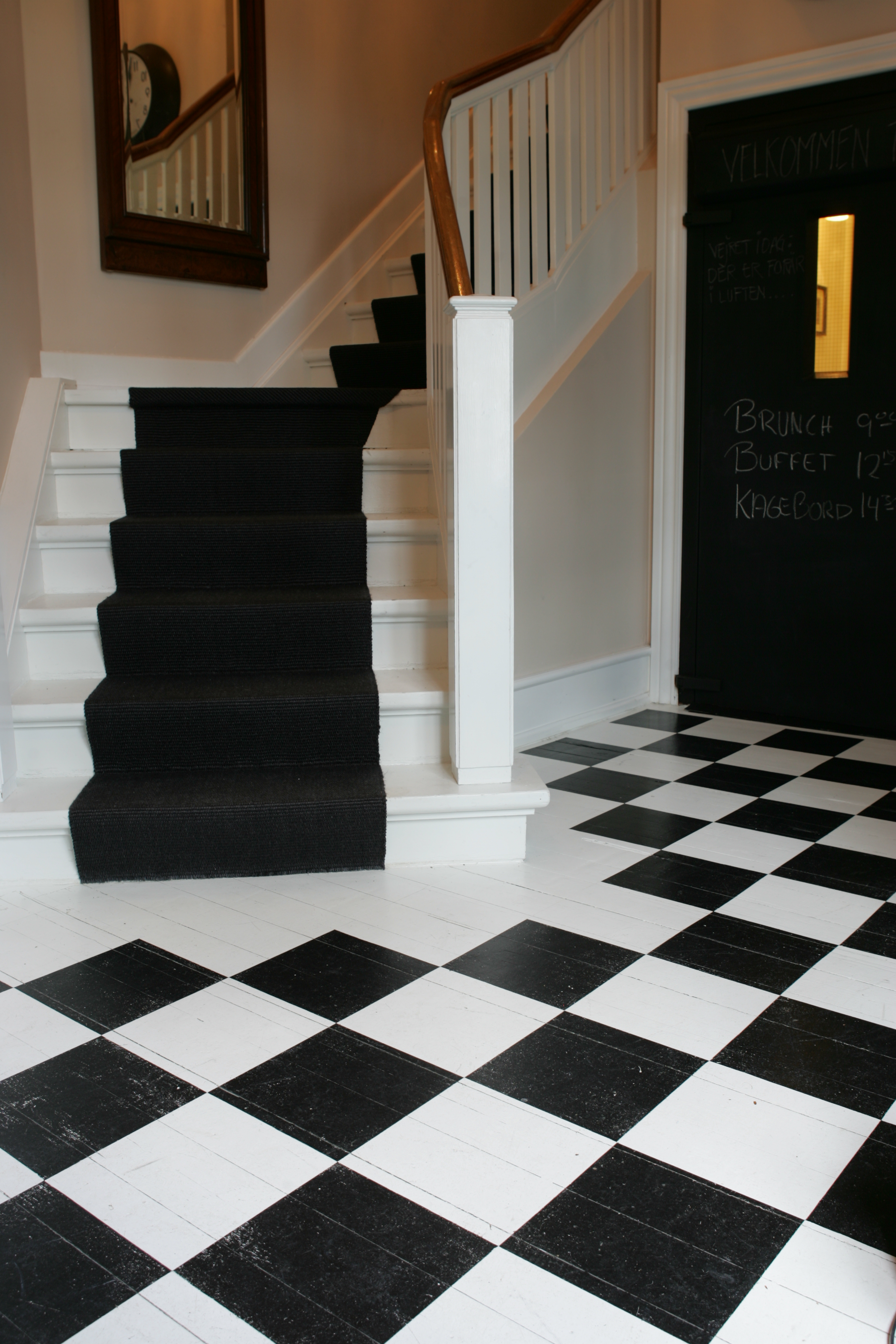 Sort sisal løber på trappe på hotel