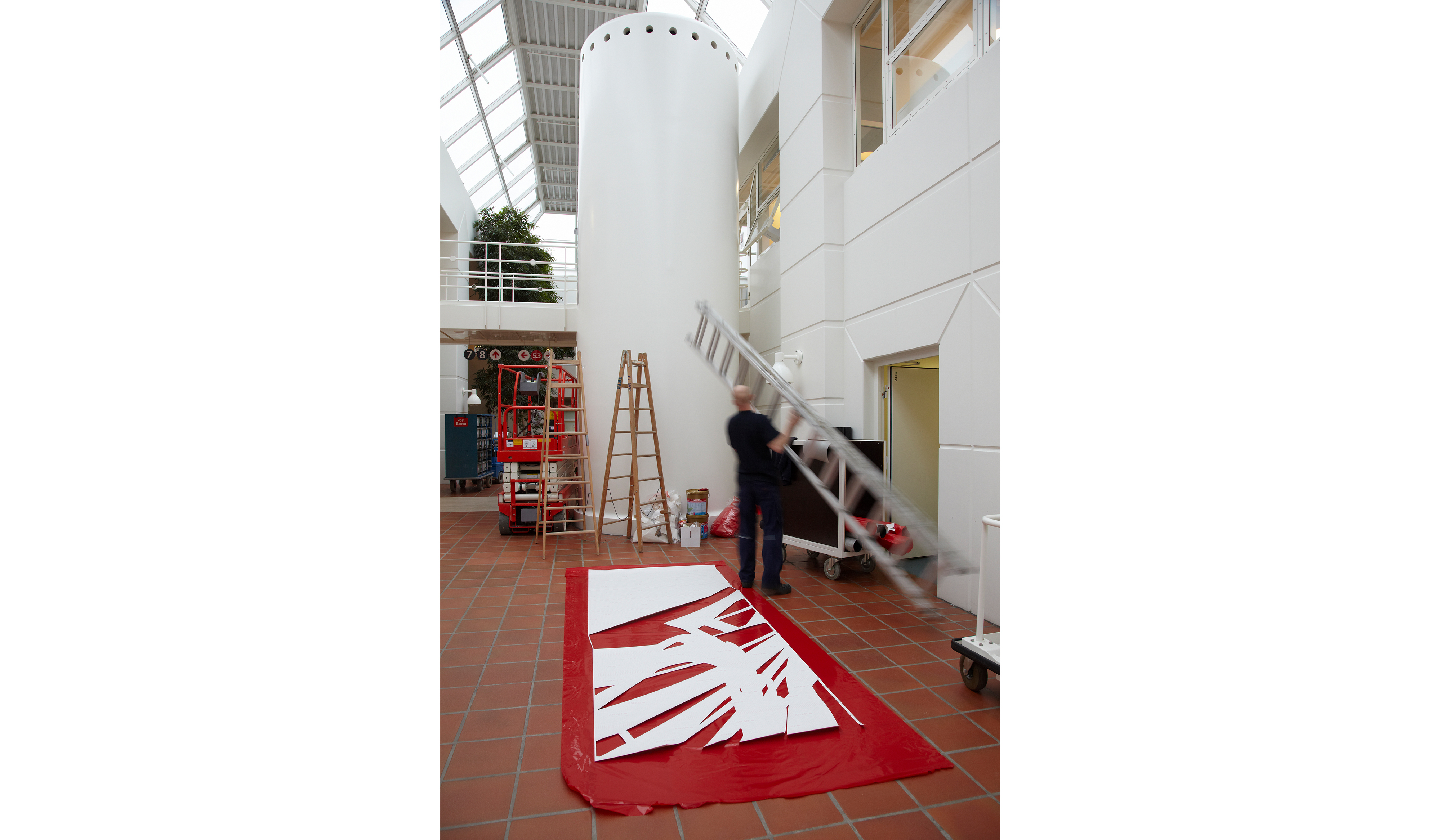 montering af udsmykning med grøn filt på elevatortårn hos Tryg filt (3)