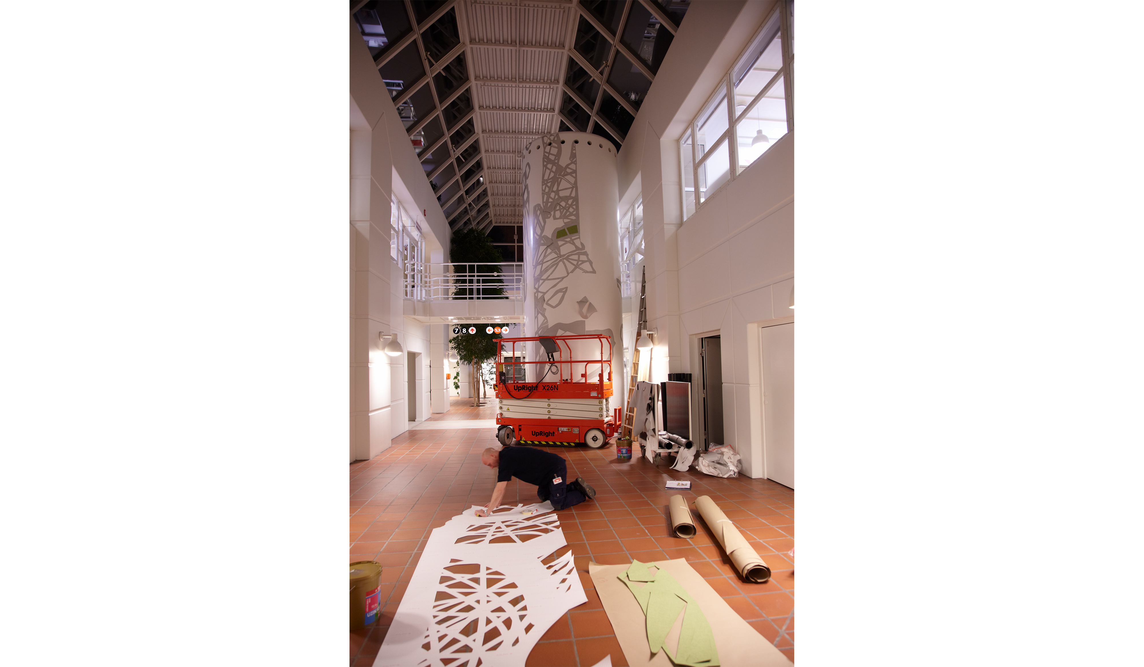 montering af udsmykning med grøn filt på elevatortårn hos Tryg filt (6)