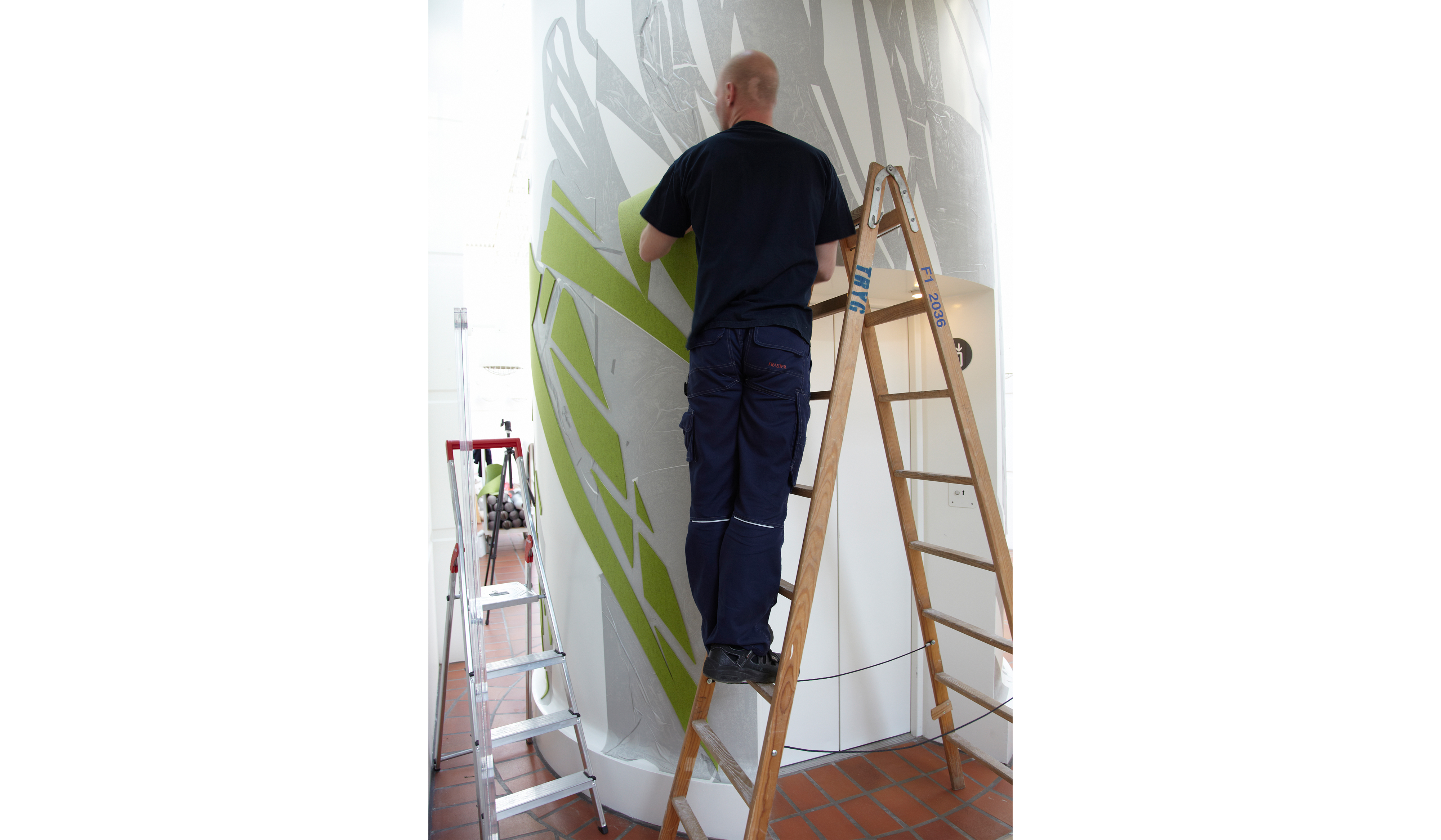 montering af udsmykning med grøn filt på elevatortårn hos Tryg filt (8)