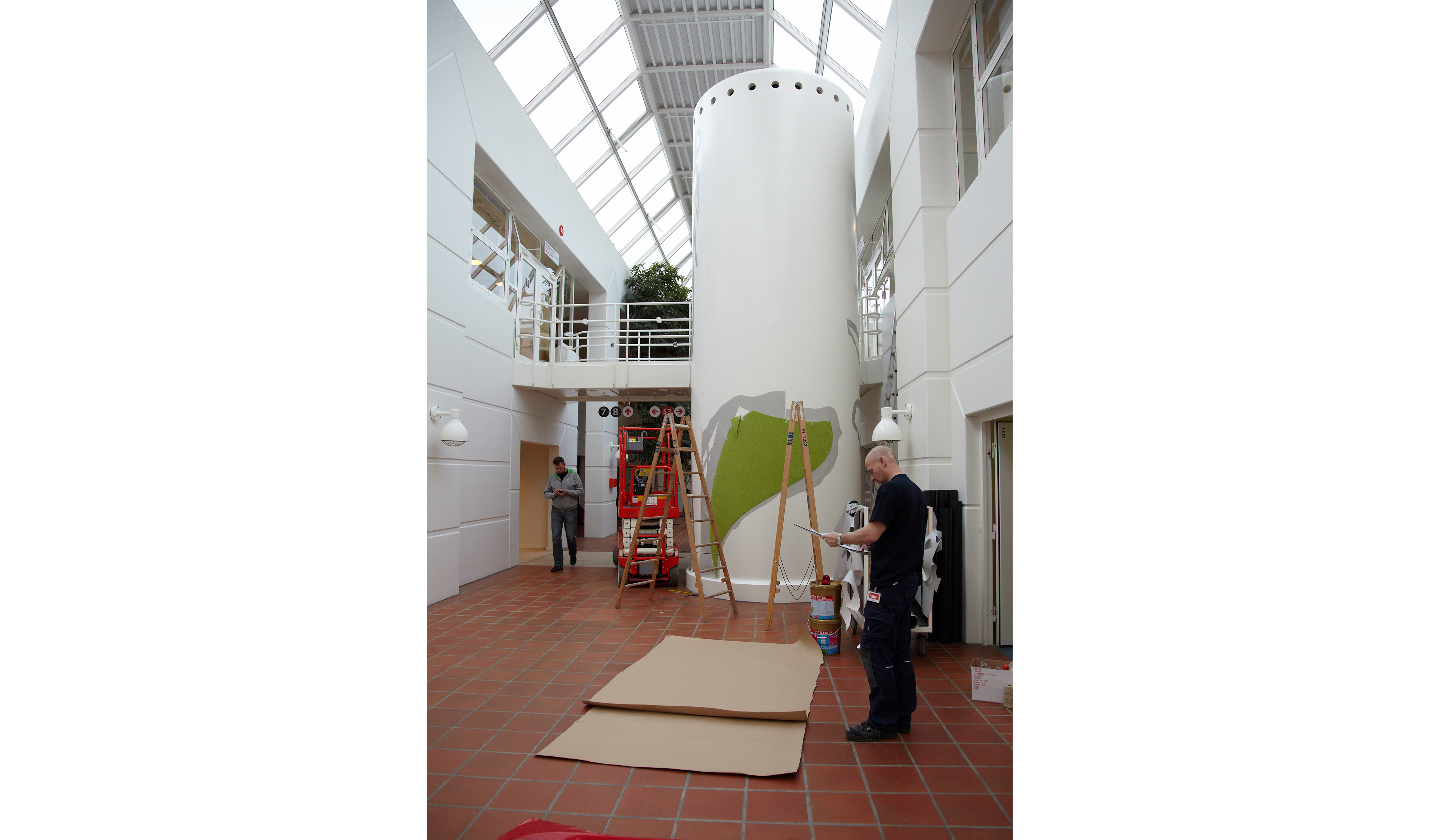 montering af udsmykning med grøn filt på elevatortårn hos Tryg filt (5)