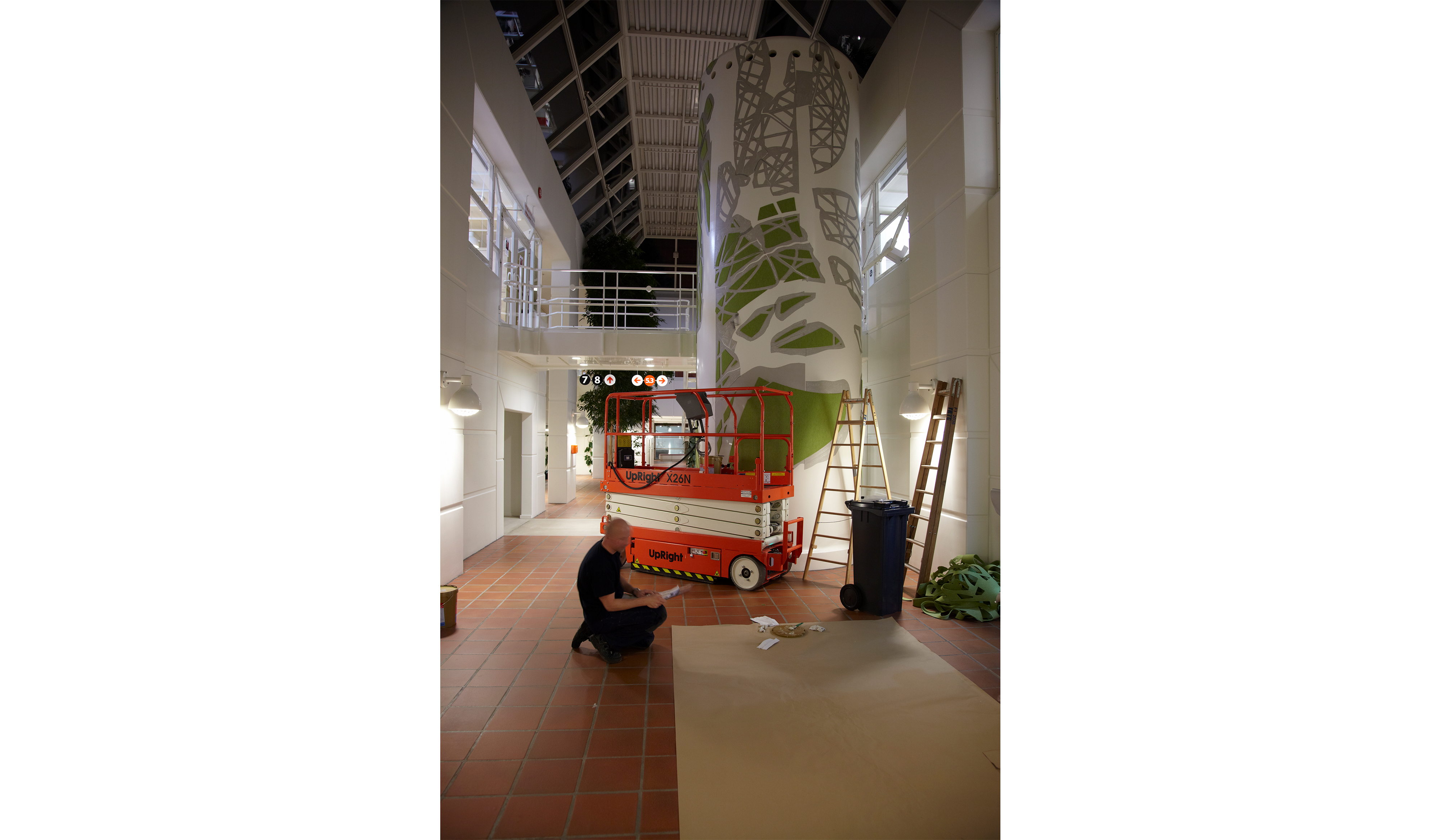 montering af udsmykning med grøn filt på elevatortårn hos Tryg filt (9)